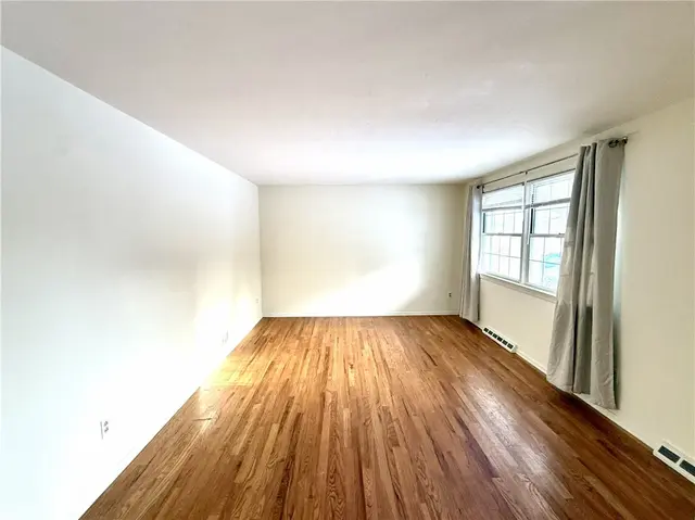 1449 Park View Dr gallery image 3