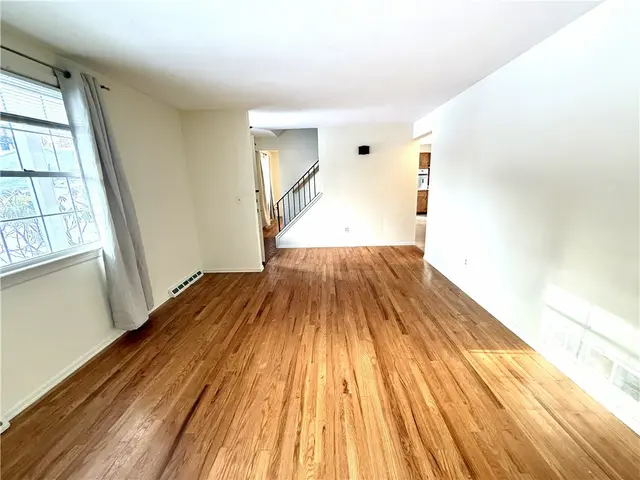 1449 Park View Dr gallery image 4