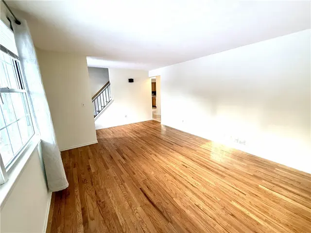 1449 Park View Dr gallery image 5