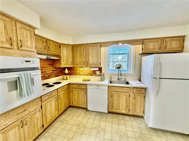 1449 Park View Dr gallery image 9