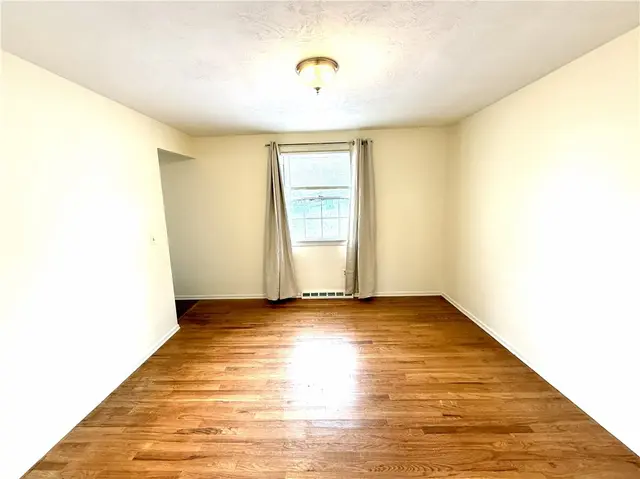1449 Park View Dr gallery image 11