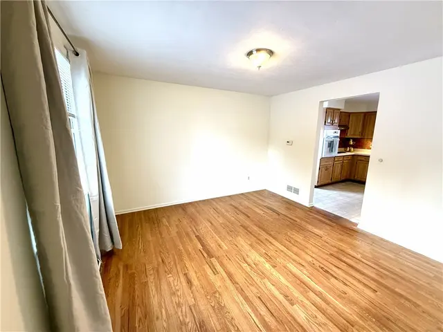 1449 Park View Dr gallery image 13