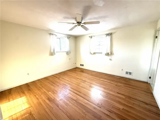 1449 Park View Dr gallery image 16