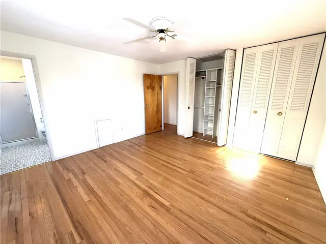 1449 Park View Dr gallery image 17