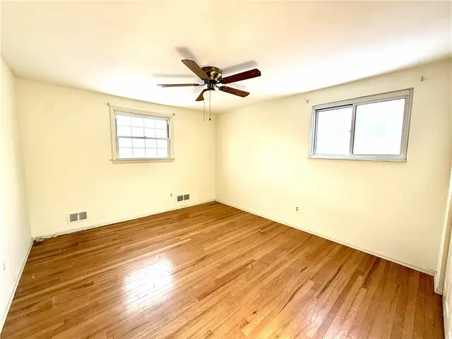 1449 Park View Dr gallery image 20