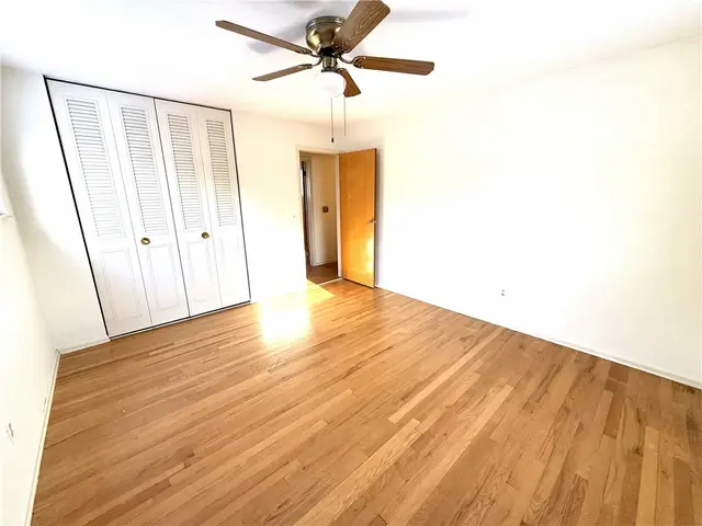 1449 Park View Dr gallery image 21