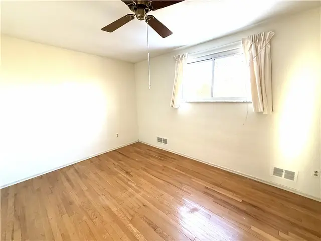 1449 Park View Dr gallery image 22