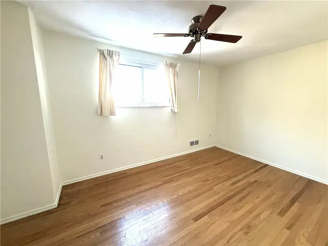 1449 Park View Dr gallery image 24