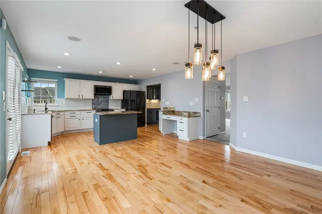 145 Kensington Dr gallery image 15