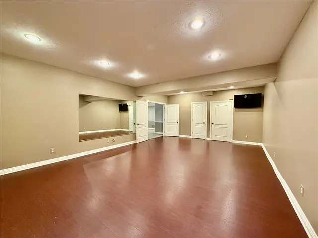 1468 Laurel Dr gallery image 13