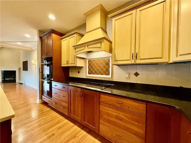 1468 Laurel Dr gallery image 14