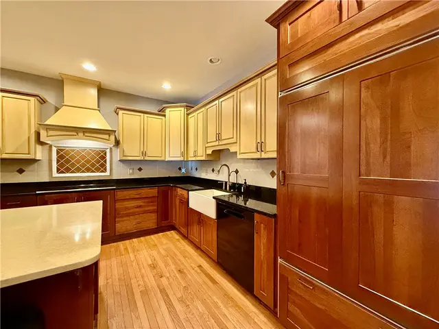 1468 Laurel Dr gallery image 19