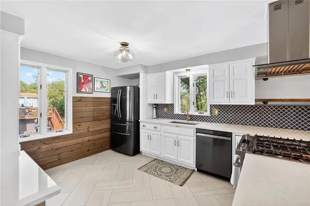 1481 Parkview Dr gallery image 3