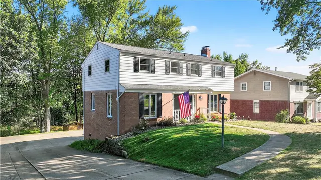 1481 Parkview Dr gallery image 4