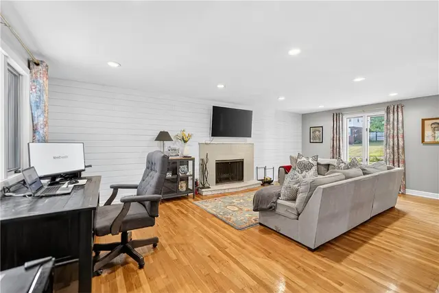 1481 Parkview Dr gallery image 6
