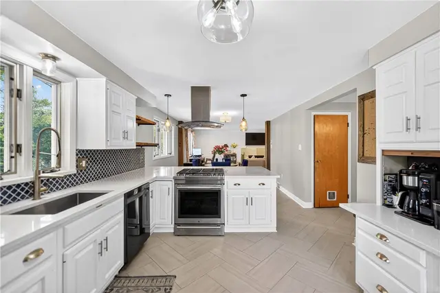 1481 Parkview Dr gallery image 10