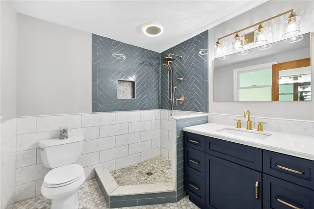 1481 Parkview Dr gallery image 11