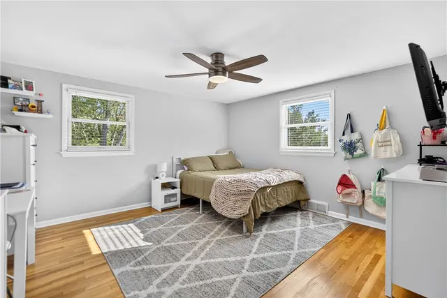 1481 Parkview Dr gallery image 14