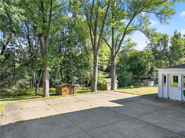 1481 Parkview Dr gallery image 17