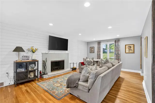 1481 Parkview Dr gallery image 24