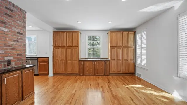 150 Maple Dr gallery image 8