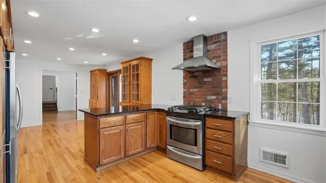 150 Maple Dr gallery image 10