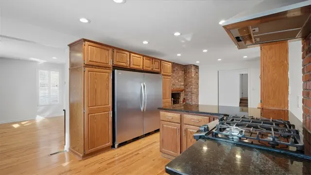 150 Maple Dr gallery image 11