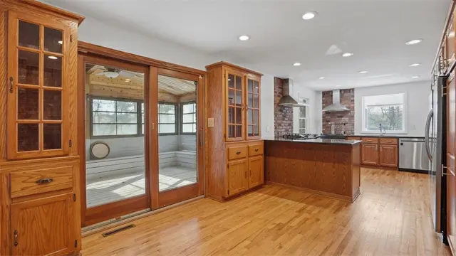 150 Maple Dr gallery image 12