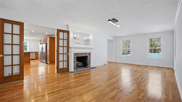 150 Maple Dr gallery image 13