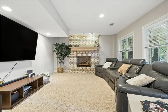 150 Silver Creek Dr gallery image 17