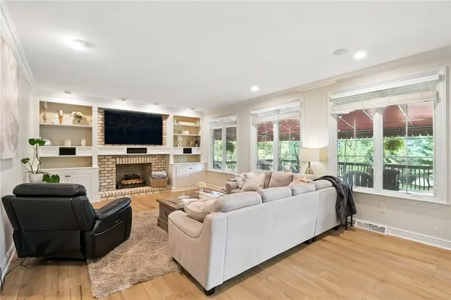 150 Silver Creek Dr gallery image 18