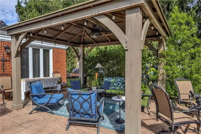 1528 Sandhurst Dr gallery image 2