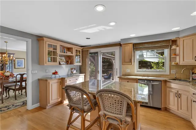 1528 Sandhurst Dr gallery image 3