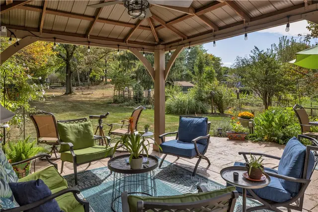 1528 Sandhurst Dr gallery image 5