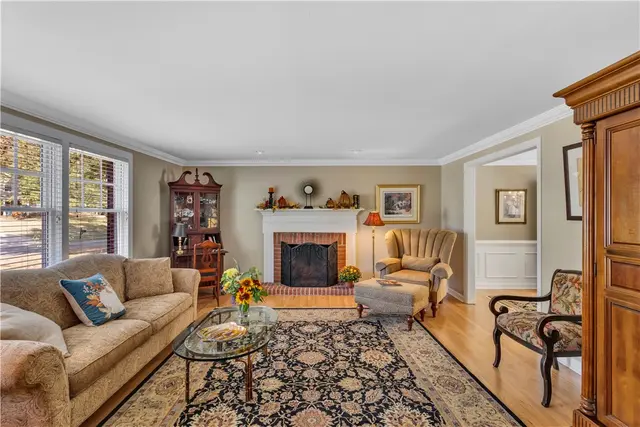 1528 Sandhurst Dr gallery image 6