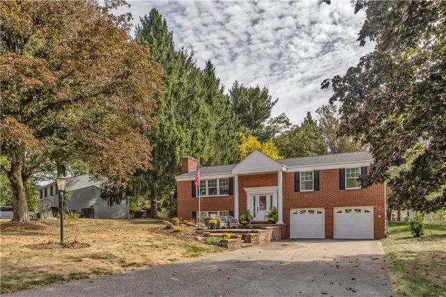 1528 Sandhurst Dr gallery image 8