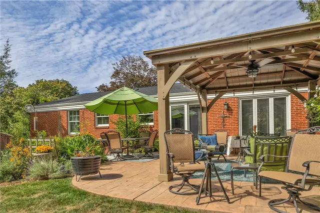 1528 Sandhurst Dr gallery image 9