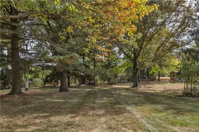 1528 Sandhurst Dr gallery image 10