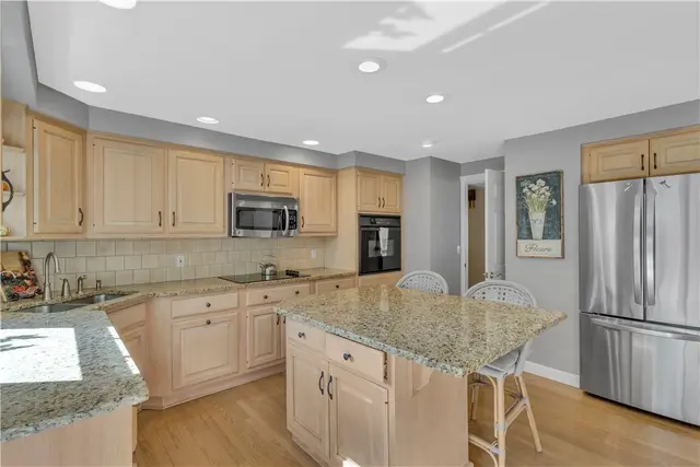 1528 Sandhurst Dr gallery image 11