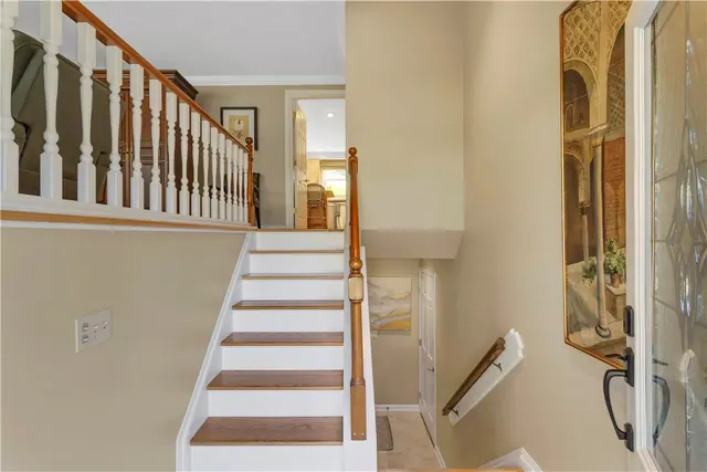 1528 Sandhurst Dr gallery image 12