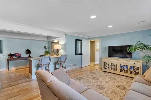 1528 Sandhurst Dr gallery image 13