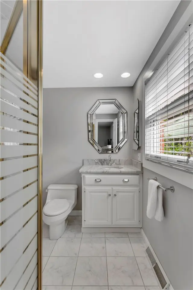 1528 Sandhurst Dr gallery image 14