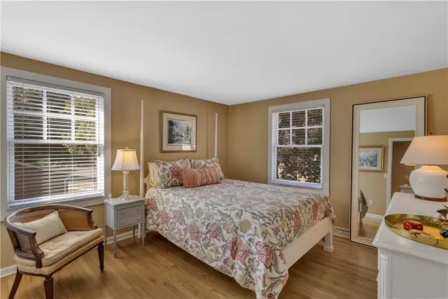1528 Sandhurst Dr gallery image 16
