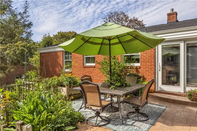 1528 Sandhurst Dr gallery image 17
