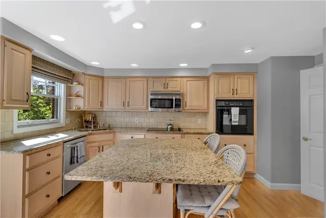 1528 Sandhurst Dr gallery image 20