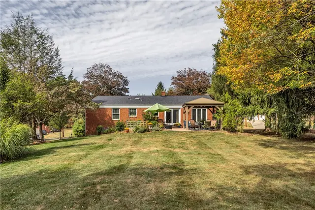 1528 Sandhurst Dr gallery image 23