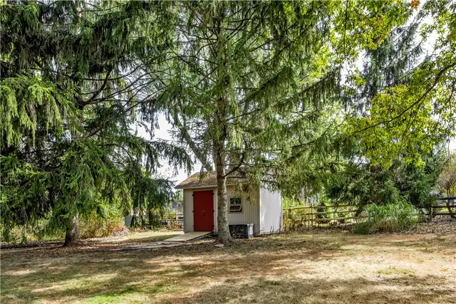 1528 Sandhurst Dr gallery image 24