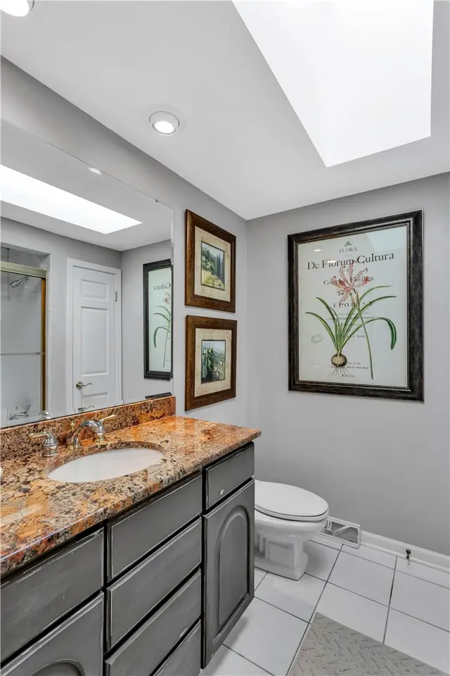 1528 Sandhurst Dr gallery image 25