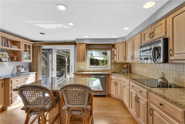 1528 Sandhurst Dr gallery image 27