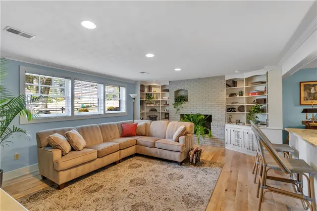 1528 Sandhurst Dr gallery image 29